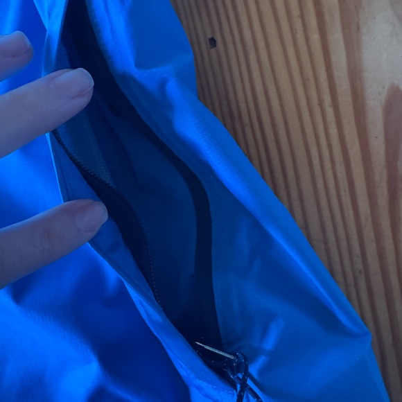 Blue Women’s Patagonia rain jacket - Picture 6 of 8